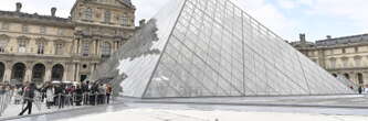 La pyramide du Louvre souffre d'un grave problème, les visiteurs en pâtissent