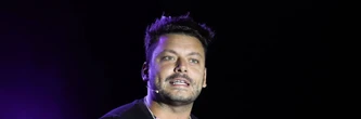 Pour faire l'Humour à la plage, Kev Adams fait venir plein d'invités et... sa grand-mère