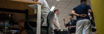 Fortes chaleurs: les employés de la mairie de Tokyo tombent le pantalon