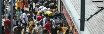 Dans la gare de Jammu, des centaines d'Indiens en fuite