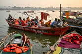 Inde: des bateaux ancestraux pour les bains sacrés de la Kumbh Mela