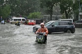 Inondations en Chine : les secours en quête de sinistrés, un super-typhon menace