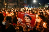 Birmanie: les partisans d'Aung San Suu Kyi, assignée à résidence, espèrent son retour dans sa villa