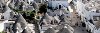 Accablés de chaleur, des Italiens trouvent refuge dans les anciens "trulli" en pierre