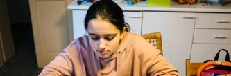 IA à la maison : 2 questions simples à poser à votre ado pour savoir s'il est en train de saboter ses devoirs