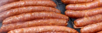 Des morceaux d'os et de cartilage à l'intérieur ? Ces saucisses vendues dans plusieurs enseignes ne doivent pas être mangées