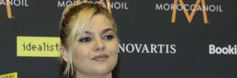 "Si je suis honnête à 100 %..." Louane a livré le fond de sa pensée sur sa chanson "maman" et ses chances à l'Eurovision