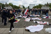 Des manifestants simulent la mort devant le mémorial soviétique à Varsovie