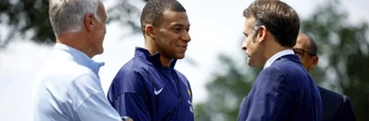 Emmanuel Macron au chevet des Bleus, il rend hommage à Didier Deschamps avant la Coupe du monde