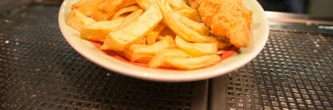 Le fish and chips, symbole britannique, fragilisé par la guerre