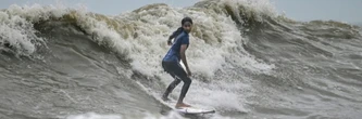 Surfer au Bangladesh: des petites vagues mais des rêves grands comme la vie