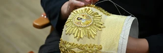 Mitre après mitre, les mains d'or de nonnes macédoniennes brodent les coiffes du clergé orthodoxe