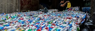 Au Caire, la guerre fait les affaires de la "cité des déchets" face aux pénuries de plastique
