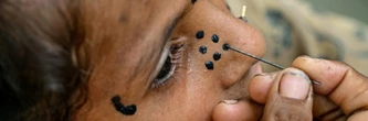 Au Pakistan, les tatouages hindous s'effacent des visages des femmes