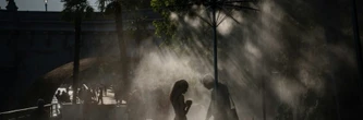 Canicule: la France suffoque, Paris et une vingtaine de départements voient rouge