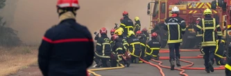 Incendies : de nouvelles évacuations en Gironde, le trafic ferroviaire interrompu au sud de Bordeaux à cause du feu
