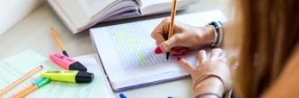 Beaucoup de parents les disent aux enfants avant le bac ou le brevet, ces 5 phrases sont pourtant dévastatrices