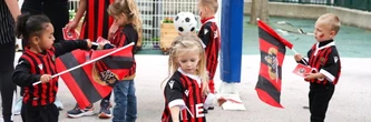 À seulement 4 ans, il vole la vedette en supportant son club comme un fou