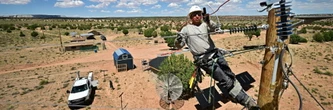 Face aux canicules, le combat des Amérindiens Navajo pour l'électricité et la clim