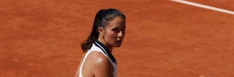Roland-Garros 2026 : elle se prend un panneau publicitaire et doit abandonner en double, la vidéo