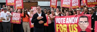 Le travailliste Andy Burnham facilement élu député, en position de défier Starmer