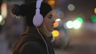 El peligro de utilizar auriculares mientras conduces, vas en bici o caminas