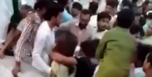 Cientos de hombres agreden a una mujer que estaba grabando vídeos para TikTok en Pakistán