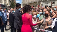Baño de multitudes en la Puerta del Sol: «¡Isabel, salva a España!»