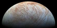 Europa, la luna de Júpiter, podría tener agua líquida bajo la superficie donde se abriría paso la vida