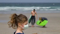 Sanidad rectifica y propone que se pueda estar sin mascarilla en playas, piscinas o en el campo