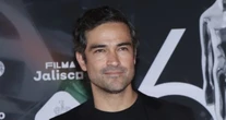 El actor Alfonso Herrera denuncia robo en aduanas del AICM: “Se llevaron mis regalos"