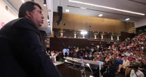 Otra de Haces: Los apantalló el viejerío, dice en reunión de mujeres. No fue el único