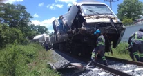 Interoceánico se estrella contra un tráiler en Macuspana, Tabasco; no hay lesionados