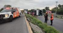 Autobús de pasajeros vuelca sobre la carretera nacional; hay 11 muertos y 31 heridos