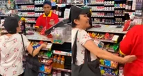 VIDEO ¬ Mujer golpea a empleada de Oxxo y causa destrozos; la apodan “Lady Recargas”
