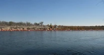Kristi Noem anuncia la Operación “Muro del Río” para frenar paso por el Río Bravo