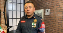 ENTREVISTA ¬ Me pesa no haber llegado antes, dice policía que cargó a bebé y abuelita