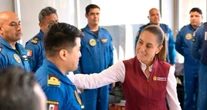 Sheinbaum viaja a Veracruz y evalúa labores de apoyo; platica con familias afectadas