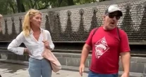 VIDEO ¬ Turista extranjero orina en el Bosque de Chapultepec y mexicana lo confronta