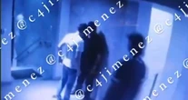 VIDEO ¬ Sujetos golpean a guardia de seguridad en un condominio de la Alcaldía Benito
