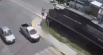VIDEO ¬ Un tren de Grupo México arrolla a vehículos en Irapuato y deja seis muertos