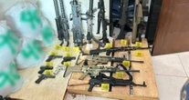 Autoridades federales decomisan arsenal en Culiacán; aseguran 37 armas de fuego