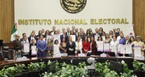 El INE entrega constancias a 45 juzgadores pese a declaratoria de inelegibilidad