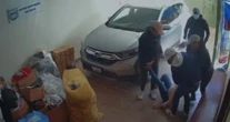 VIDEO ¬ Comando irrumpe en consultorio de doctora en Puebla y le propina golpiza