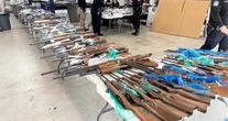 Las autoridades de EU impiden tráfico de más de 400 armas a México; hay 2 detenidos