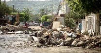 Una vida sepultada en lodo y piedras. Otra, incierta, llama ¬ El luto humano. Parte 2