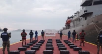 Fuerzas Armadas aseguran más de una tonelada de cocaína frente a la costa de Guerrero