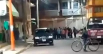 Vecinos intentan linchar a 3 mujeres por robar duraznos en Puebla; policía interviene