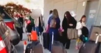 VIDEO: Al menos 17 parientes de "El Chapo" se entregan en EU, consigna periodista
