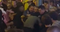 VIDEO ¬ El exgobernador de Querétaro se pelea en bar; fue para proteger a mujer, dice